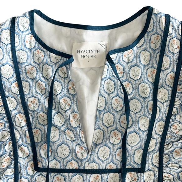 Hyacinth House Rosaleigh Blue Trellis Floral Blouse Tuckernuck Size S - Picture 3 of 14